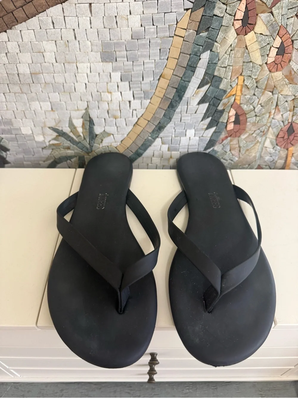 TKEES Black Minimalist Thin-Strap Flip Flop Sandals